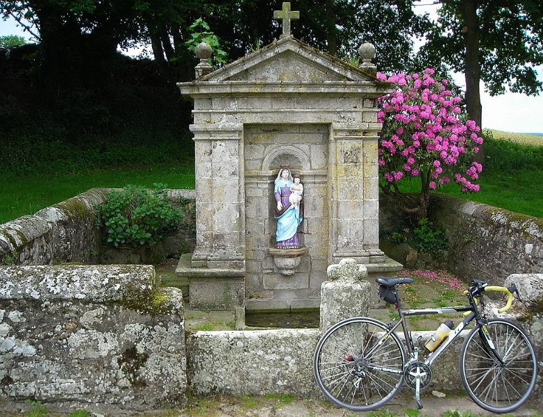 2011-05-12 23 Carmes Fontaine Notre Dame de la Clarte.JPG